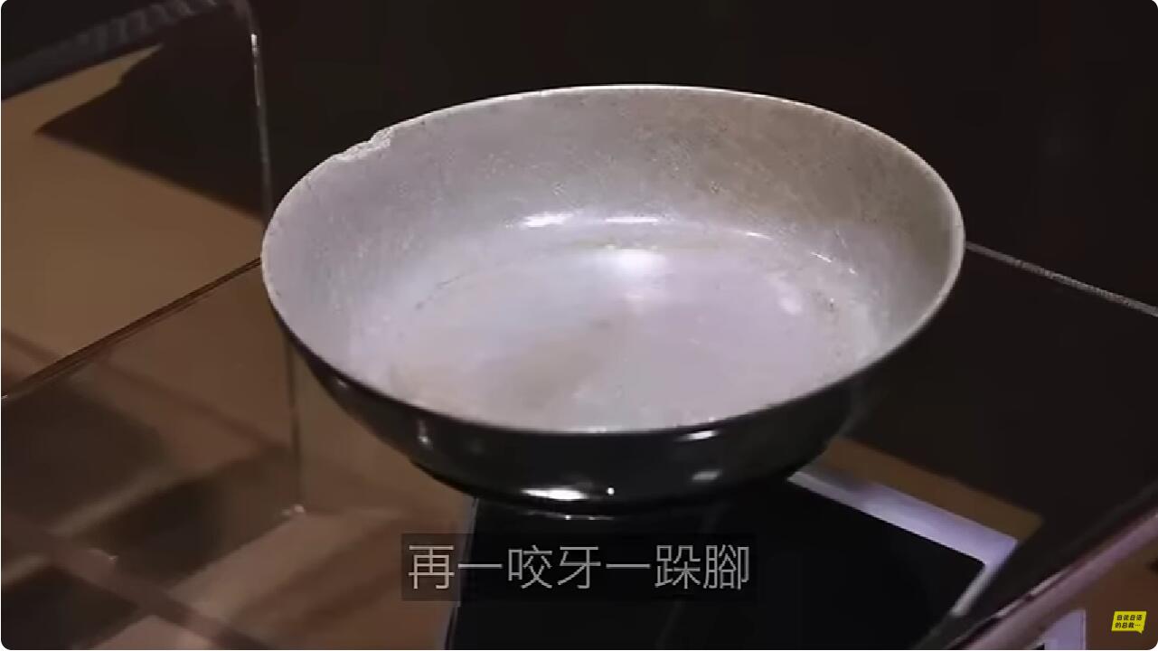 挖出了天青色的盘子